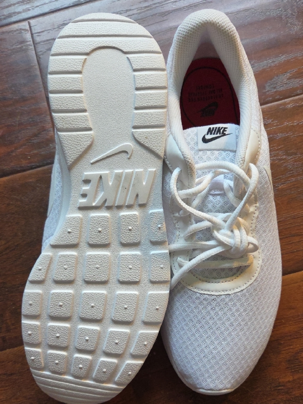 Nike Women’s White Tanjun Mesh, Low-Top, Running Shoes w/ Red Insoles. Size 11 - Picture 2 of 4